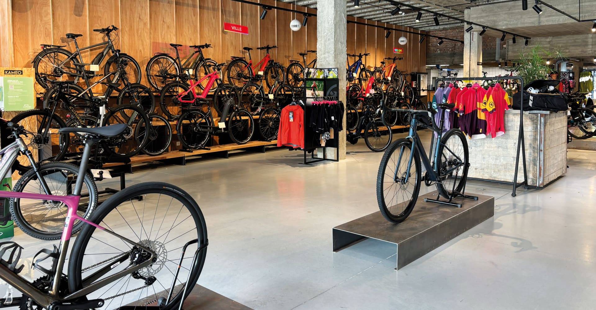 Cyclists in motion - KAMEO Bikes
