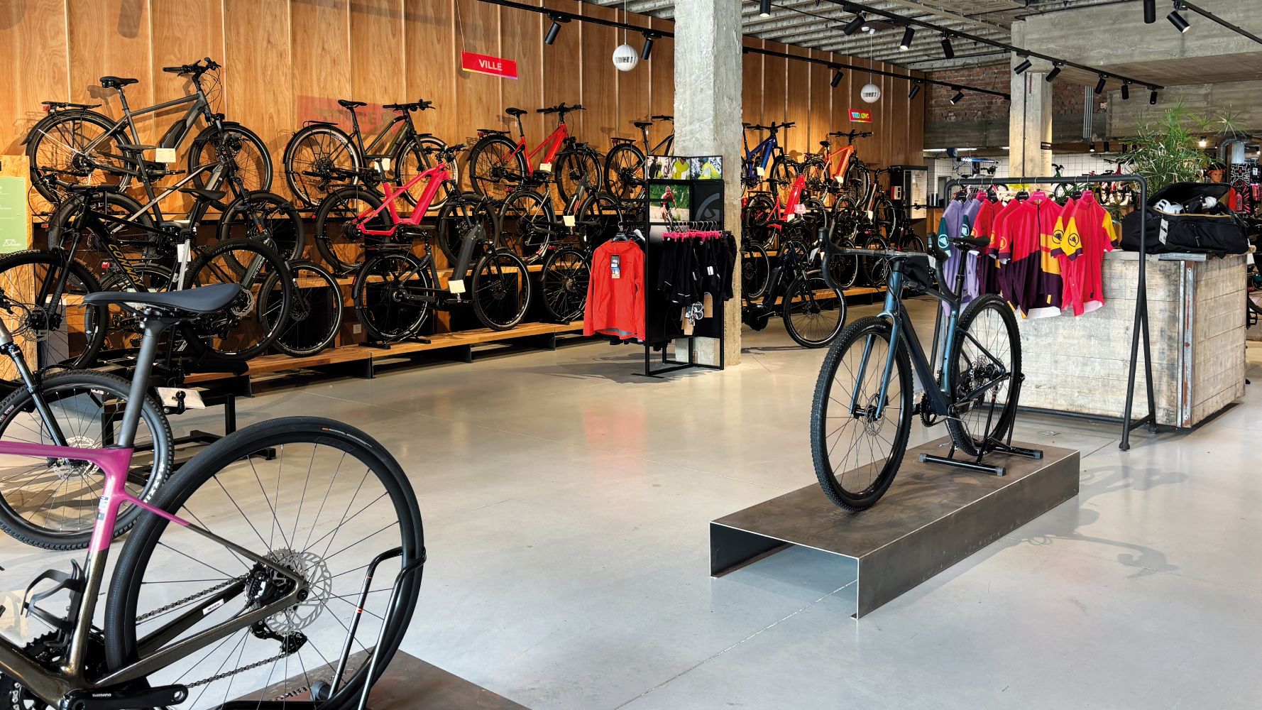 Cyclists in motion - KAMEO Bikes