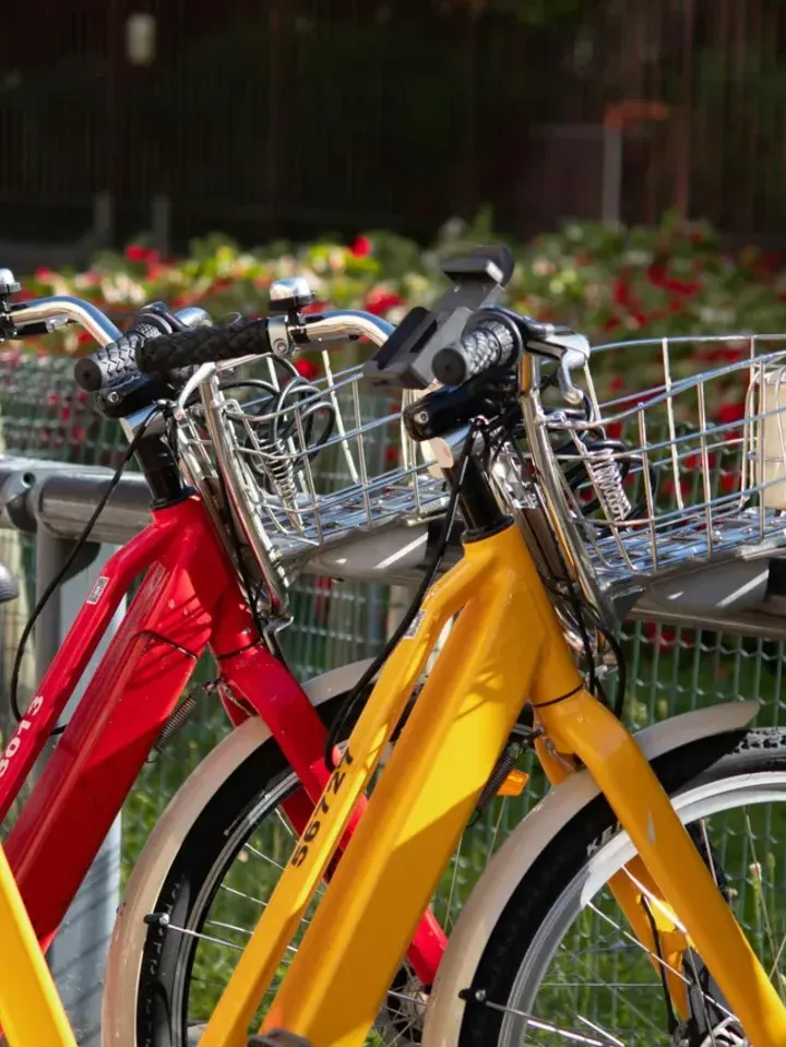 Vélos électriques alignés le long d'un support à vélos