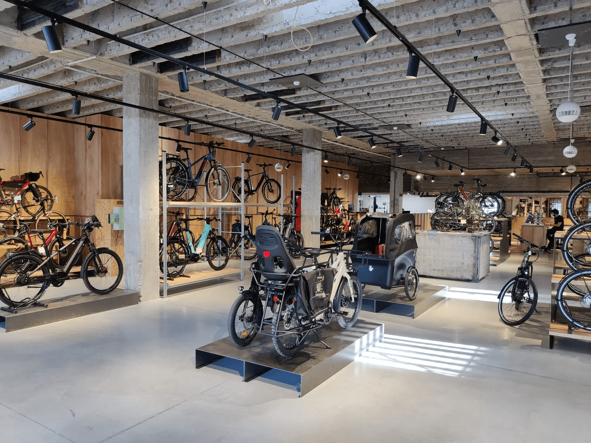 Cyclists in motion - KAMEO Bikes