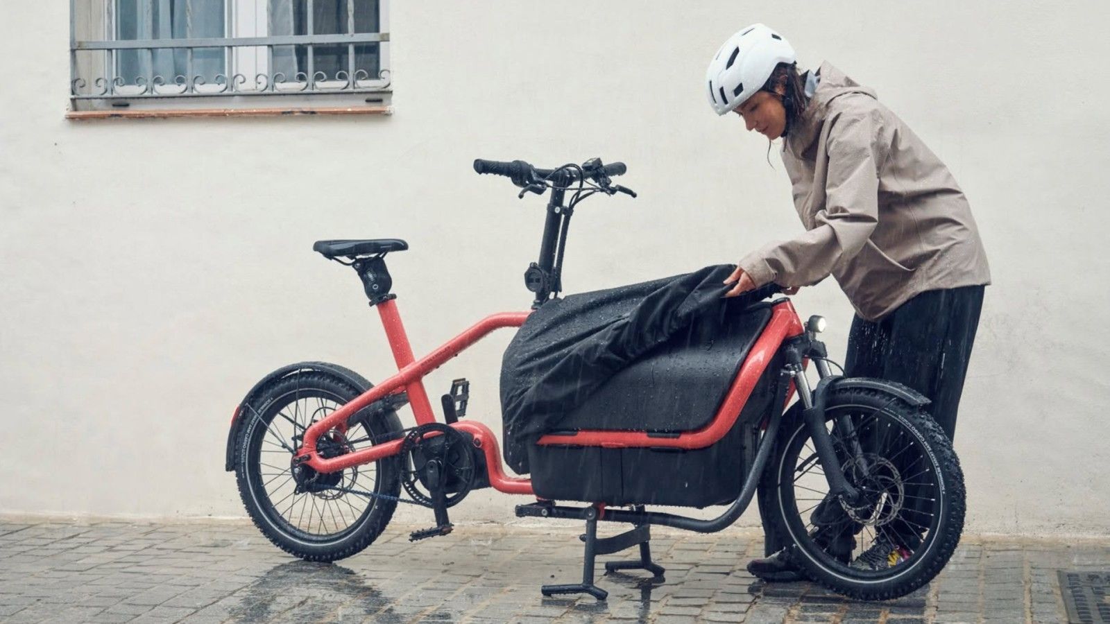 Vélo cargo électrique en action