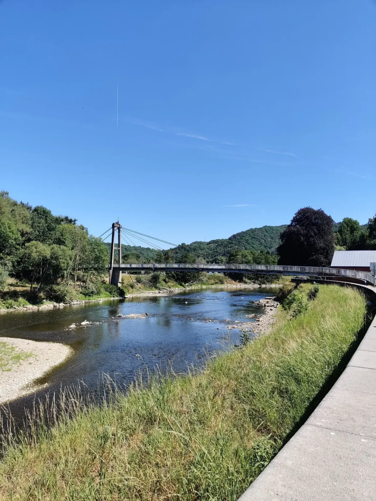 Chemin plat le long de l'Ourthe, typique du RAVeL