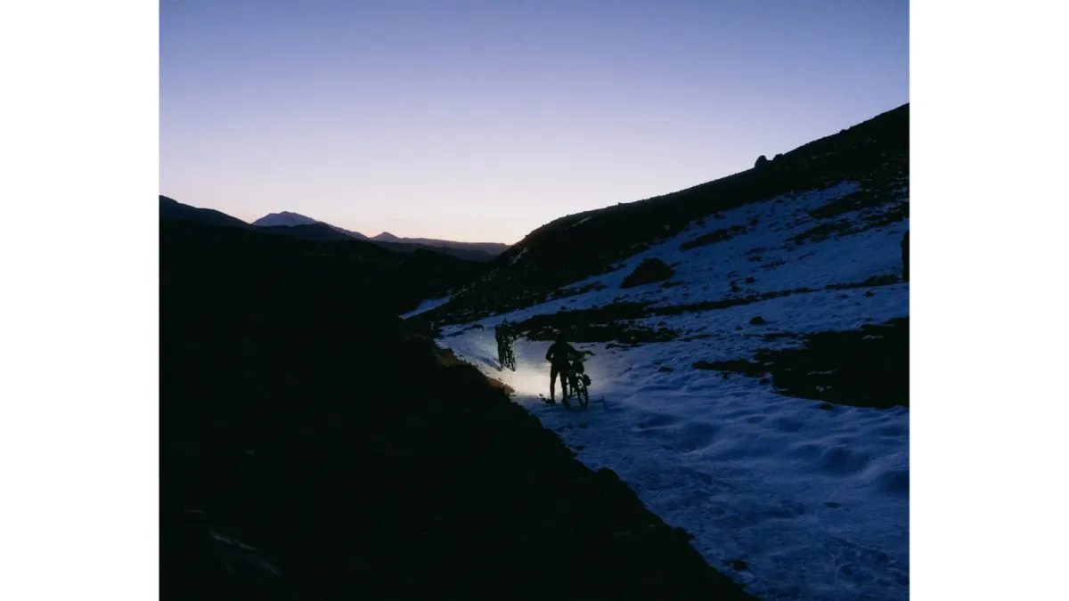 Passage dans la neige sur une course de bikepacking en autonomie