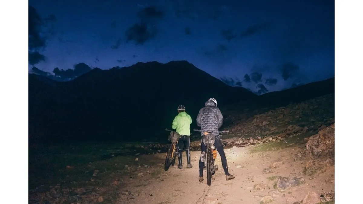 Deux coureurs et leurs vélos chargés avant une nuit passée sur le vélo