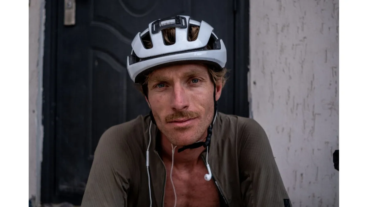 Adrien Guilmin, gérant du magasin KAMEO de Bruxelles, en tenue de vélo