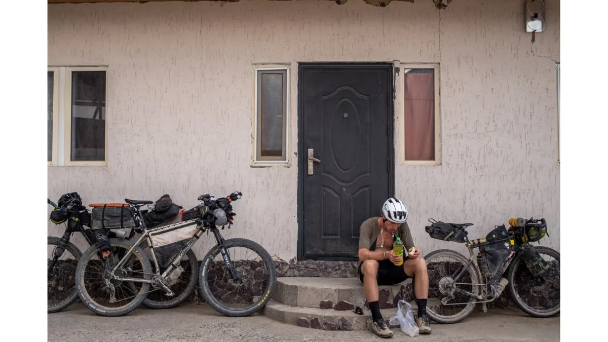Nuit à l'hôtel lors d'une course de bikepacking en autonomie