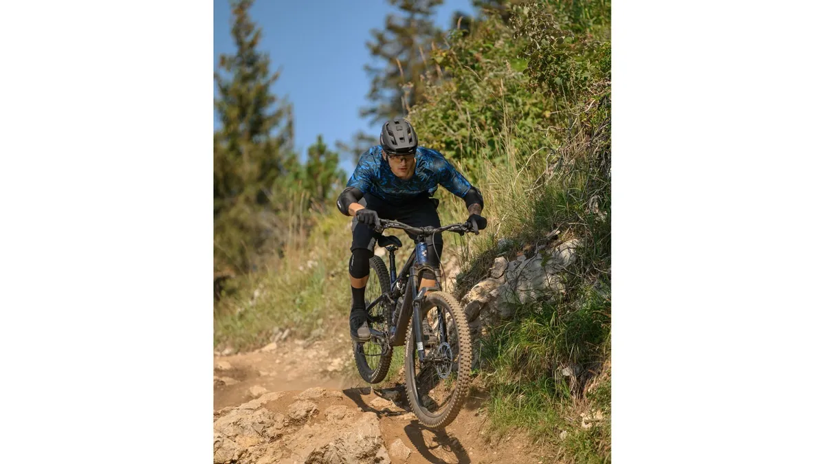 VTT sur un sentier caillouteux, terrain où les crevaisons tubeless sont fréquentes