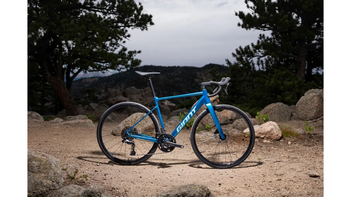 Giant Contend AR 2 bleu posé sur un chemin de terre au milieu de rochers
