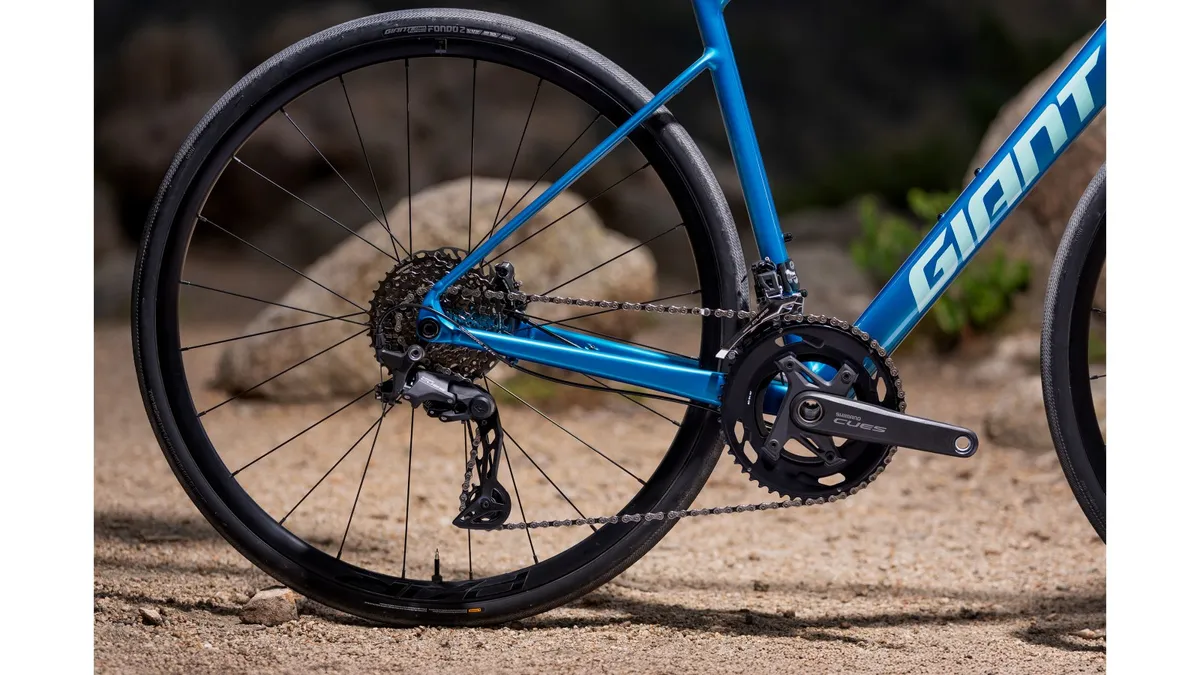 Transmission Shimano CUES et roue arrière du Giant Contend AR 2