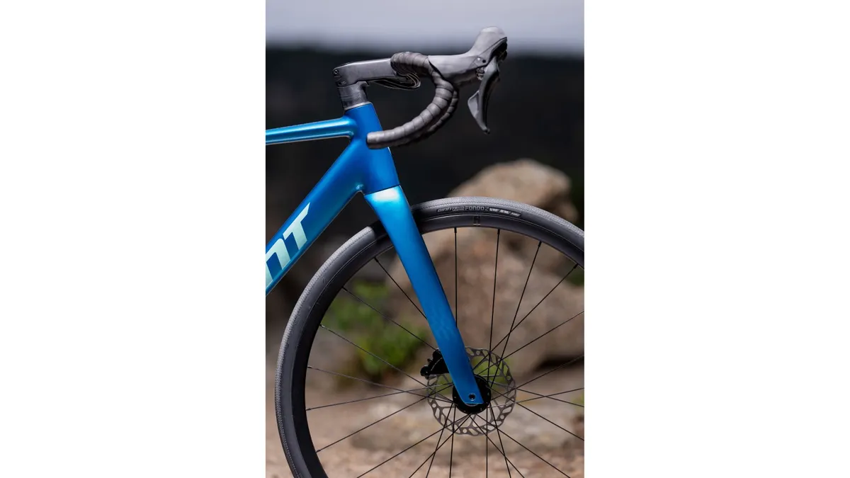 Pneu Giant Gavia Fondo 2 de 32 mm sur le Contend AR 2