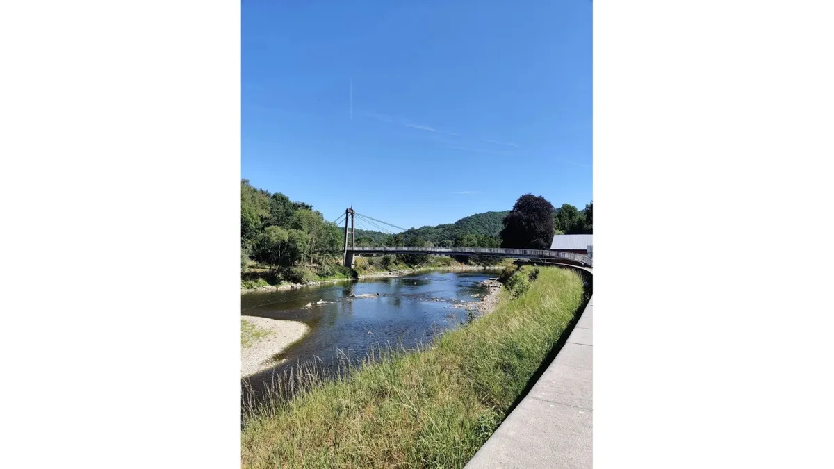 Passerelle et rivière sur un itinéraire cyclable en Wallonie